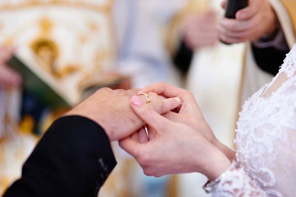 Reportaż ślubny 15 obrączka ślubna na palcu pana młodego