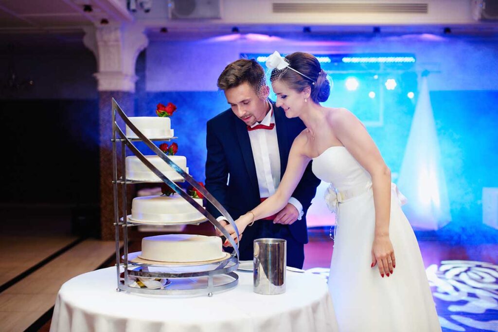 Reportaż ślubny 24 krojenie weselnego torta