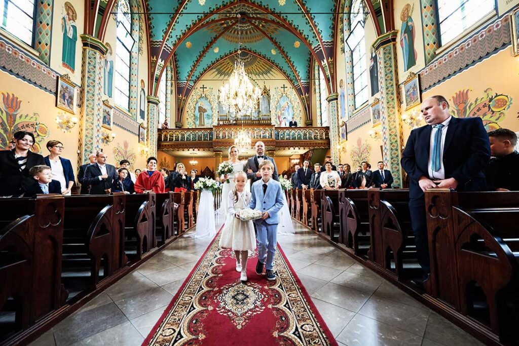Reportaż ślubny 33 wejście do kościoła z dziećmi
