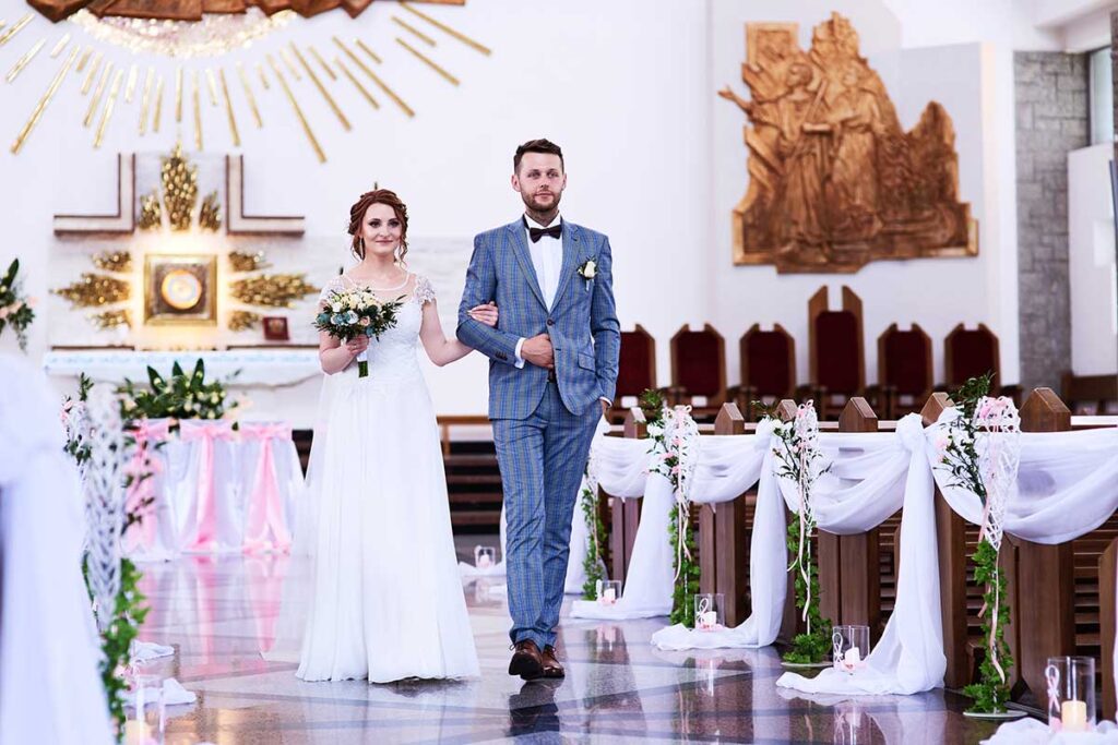 Reportaż ślubny 42 uśmiechnięta para młoda po swoim ślubie w przyszowej