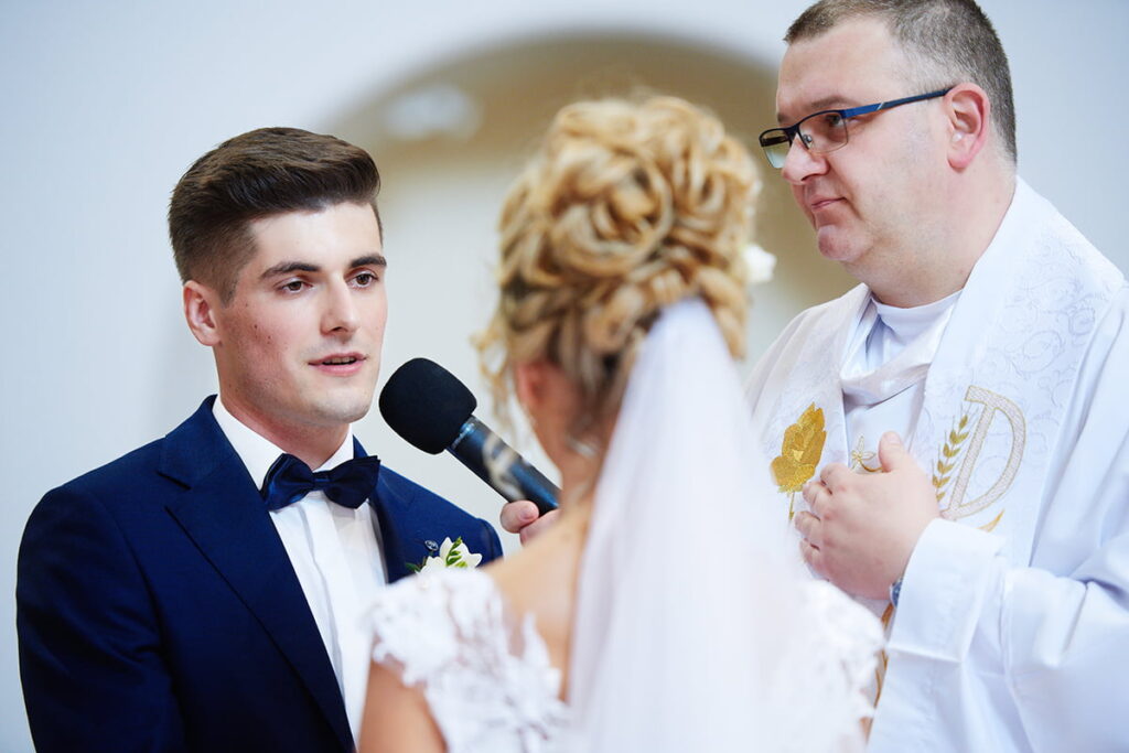 Reportaż ślubny 43 Pan Młody podczas przysięgi małżeńskiej
