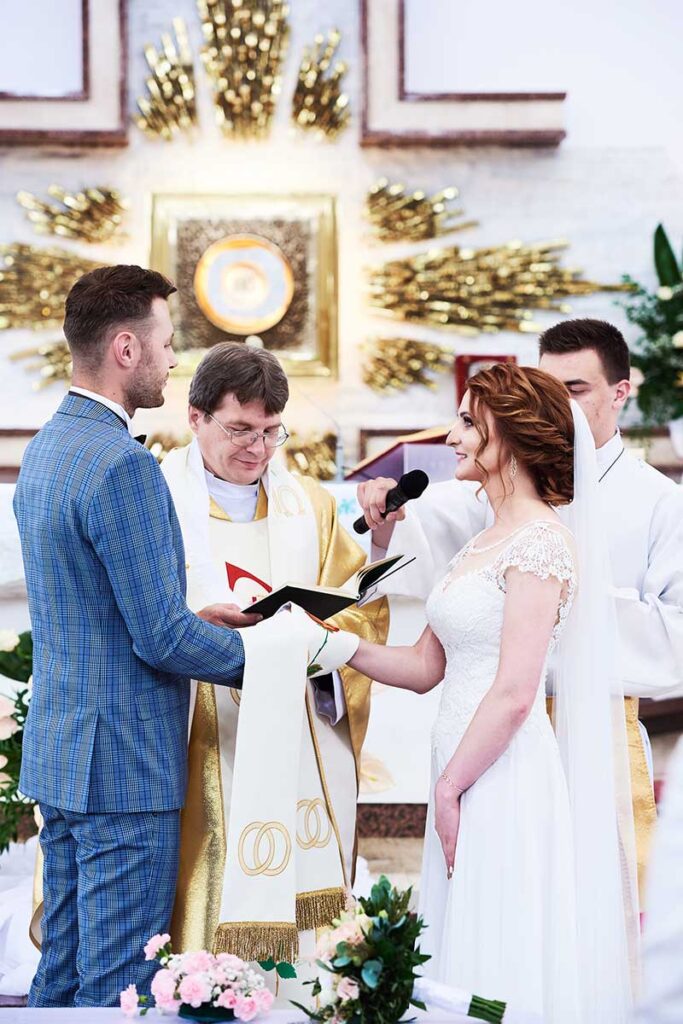 Reportaż ślubny 62 para młoda podczas przysięgi małżeńskiej