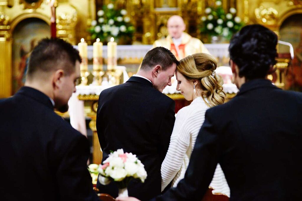 Reportaż ślubny 81 para młoda wzruszona po ślubie