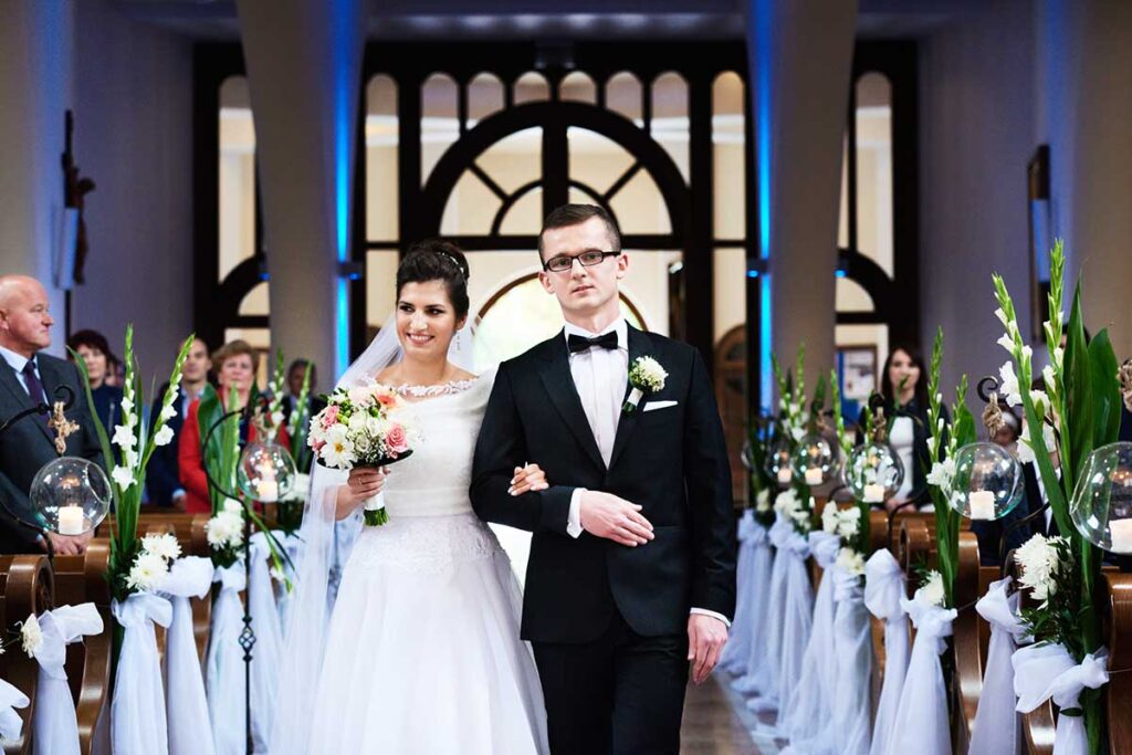 Reportaż ślubny 77 wejście do kościoła w słopnicach