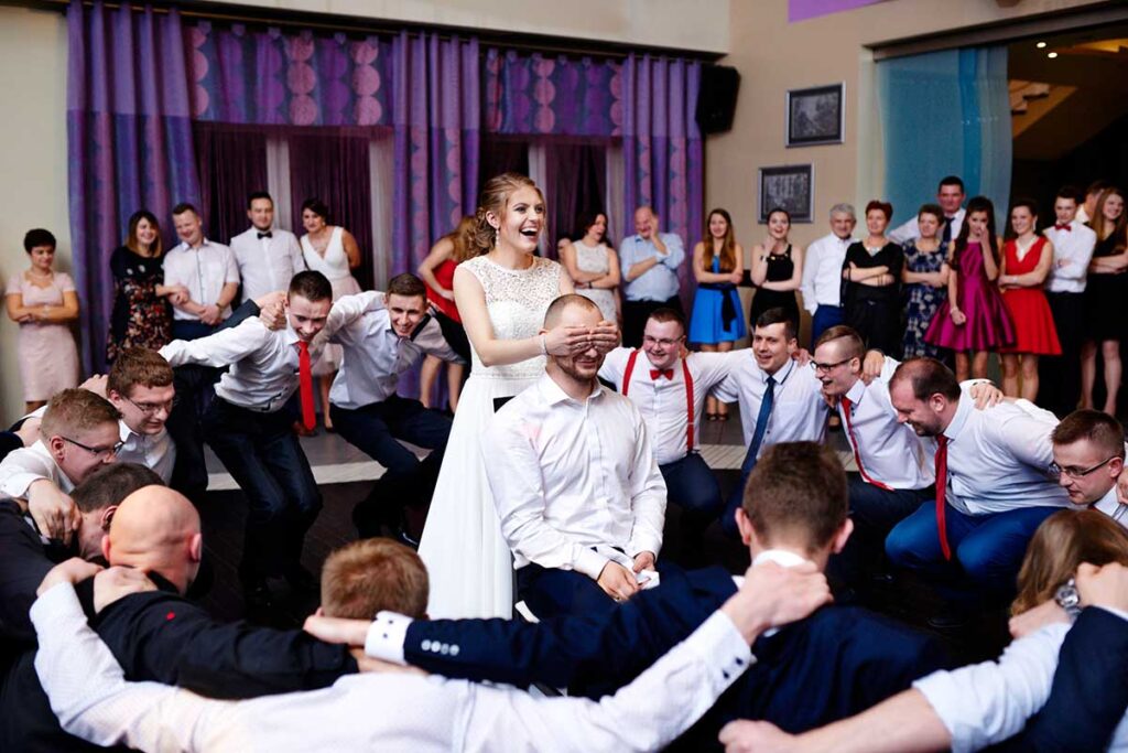 Reportaż ślubny 86 kto złapie krawat pana młodego?