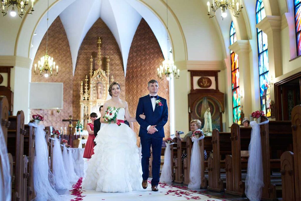 Reportaż ślubny 103 biały dywan na uroczystości ślubnej