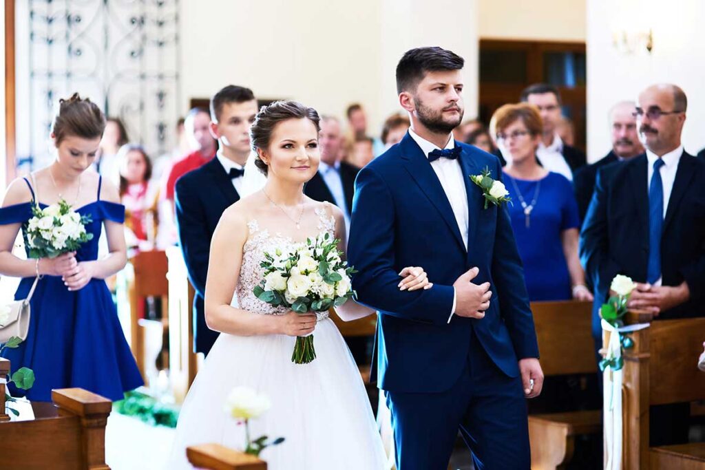 Reportaż ślubny 109 zakochana para wchodzi do kościoła na ślub
