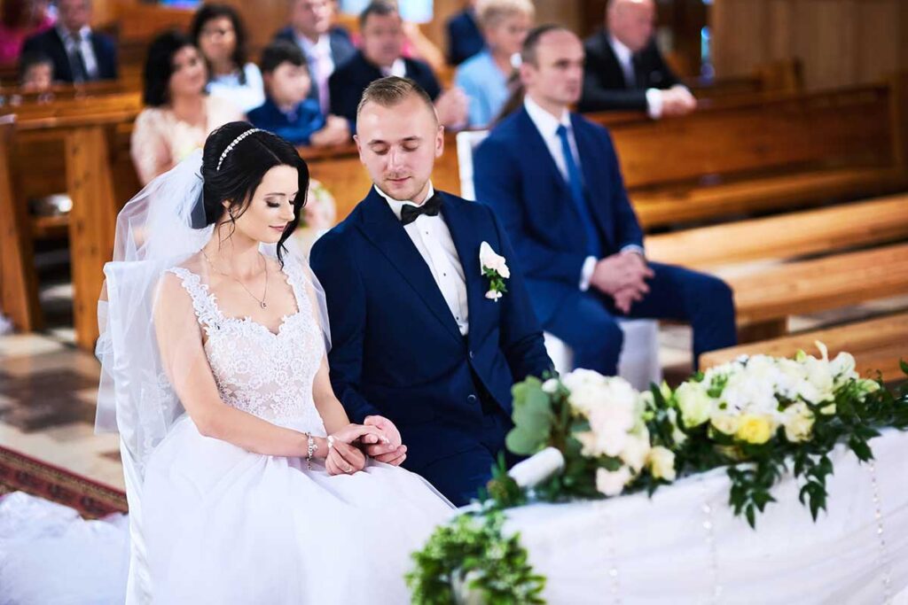 Reportaż ślubny 117 para młoda ogląda obrączki ślubne