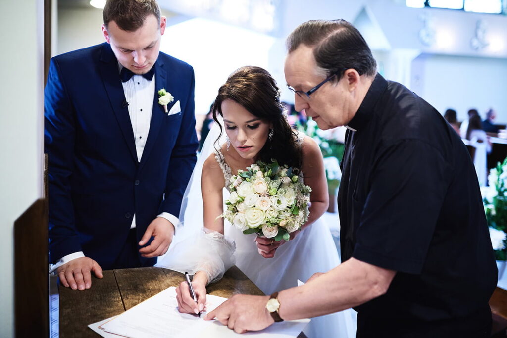 podpis na dokumentach ślubnych
